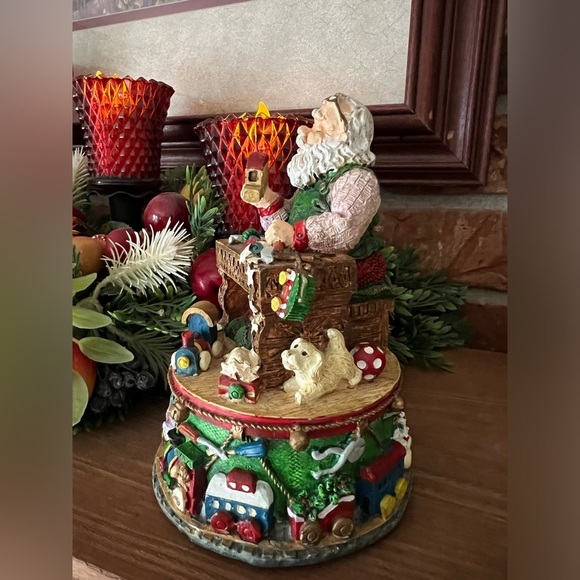 Rare Vintage 1981 Santa Clause
Christmas Train Musical Box - Picture 2 of 5